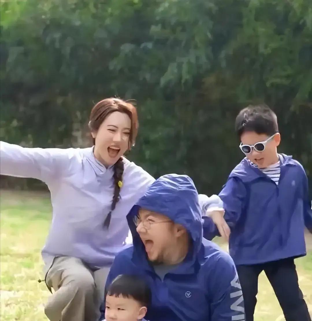 宋丹丹离婚那年，差点就垮了。谁能想到，把这对母子从泥潭里拽出来的，不是别人，正