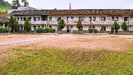 我记得我上小学的时候，我村有一个女孩，不知得的是什么病，别人是身高一年比一年高，