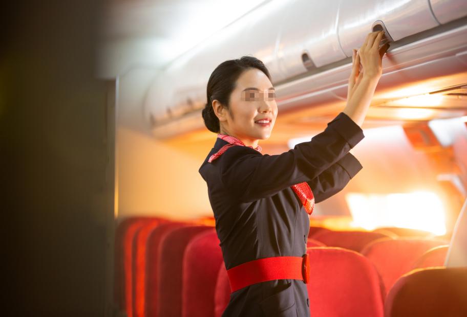 北京26岁的空姐小林（化名），作息比闹钟还准，健身、护肤从不间断，却在年度体