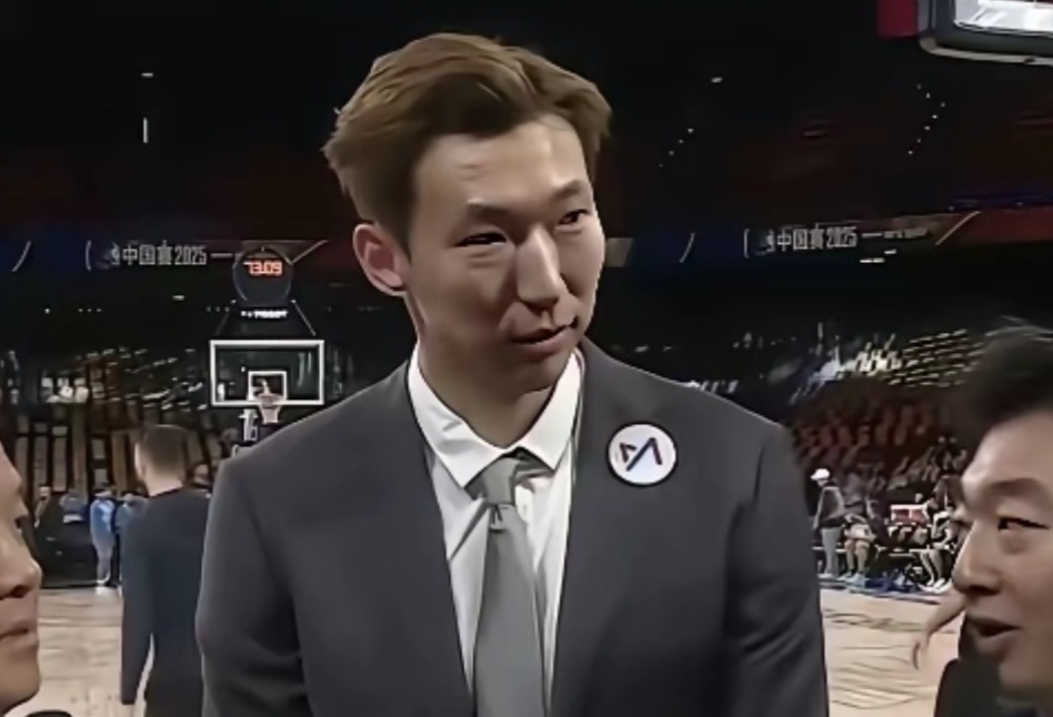 周琦的发型又被骂NBA中国行周琦现身澳门看曾凡博打球，然而他的发型确是再次给