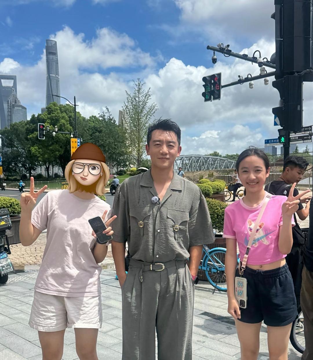郑恺在上海骑自行车外出，他看起来有点矮，身材五五分，外形真的好一般。