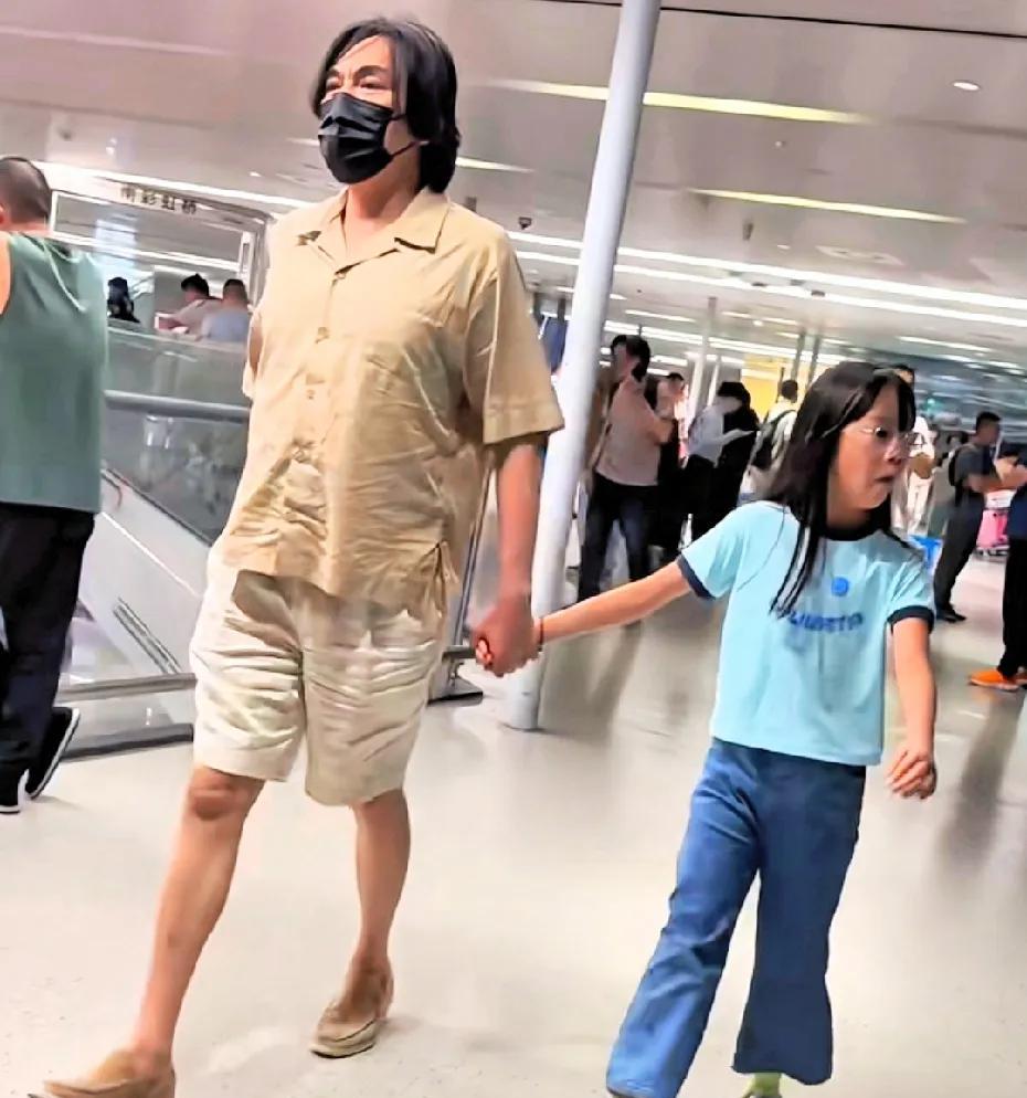 有网友在机场偶遇秦昊伊能静，她们的女儿小米粒也长这么大了！感觉伊能静很会经营家庭