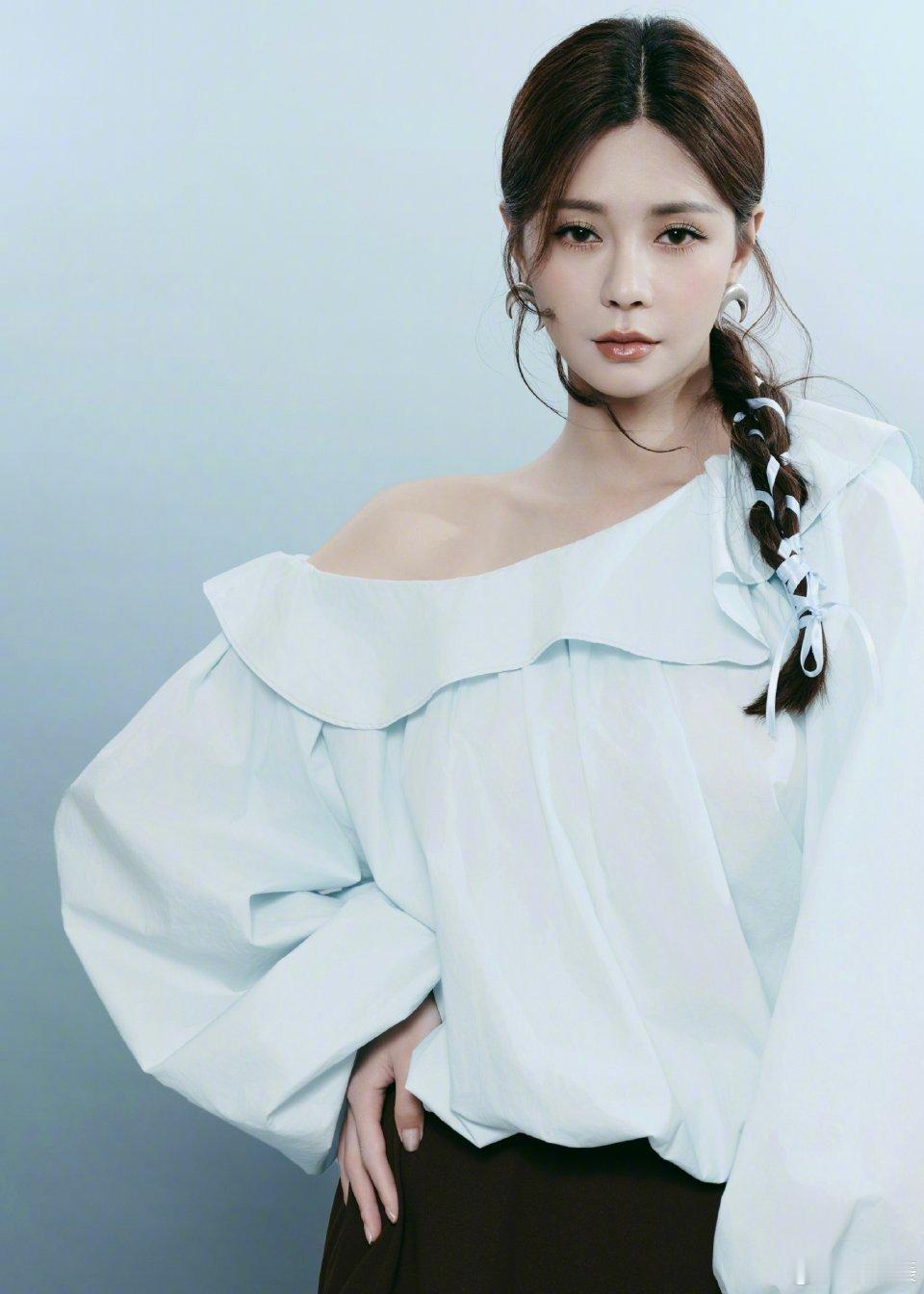 沈梦辰冻坏了女明星的礼服总是这样美丽且冻人，看给我们梦辰冻的