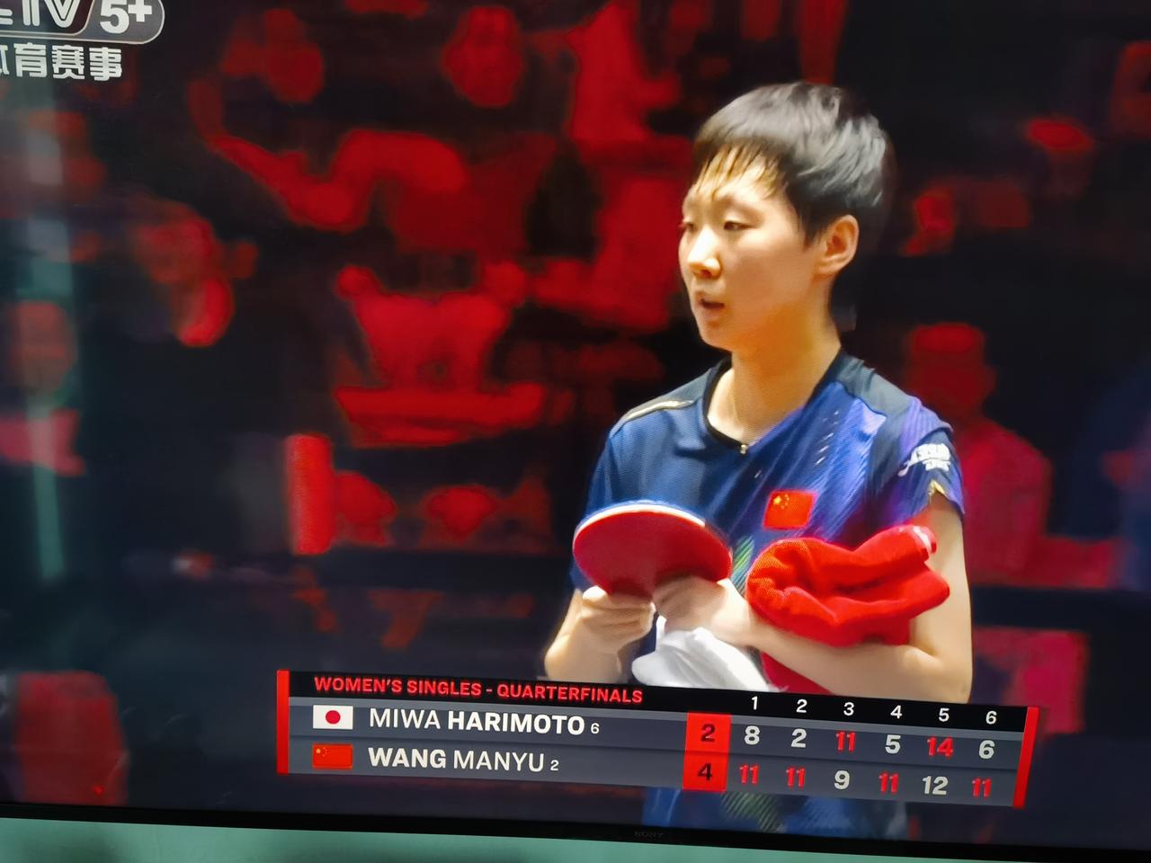 恭喜王曼昱取得对美和的十一连胜[烟花]第一局：11：8，曼昱强势逆转第二局：