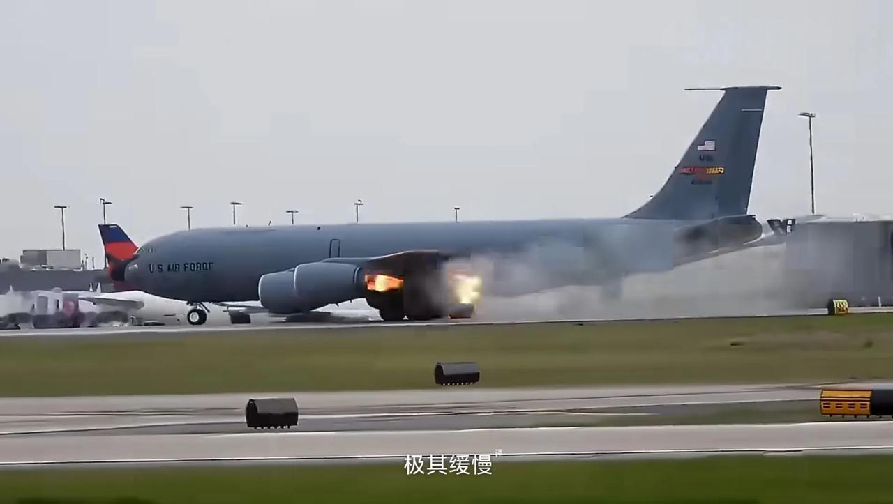 美国空军KC-135R加油机从亚特兰大起飞滑跑时，左侧发动机突然呼呼往外窜火。随