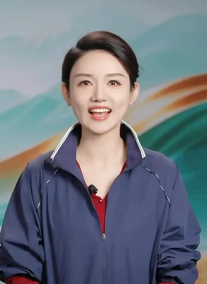 龙洋中秋这一读，真把月亮读温柔了。没穿礼服，没端架子，一身休闲装往那一站。温