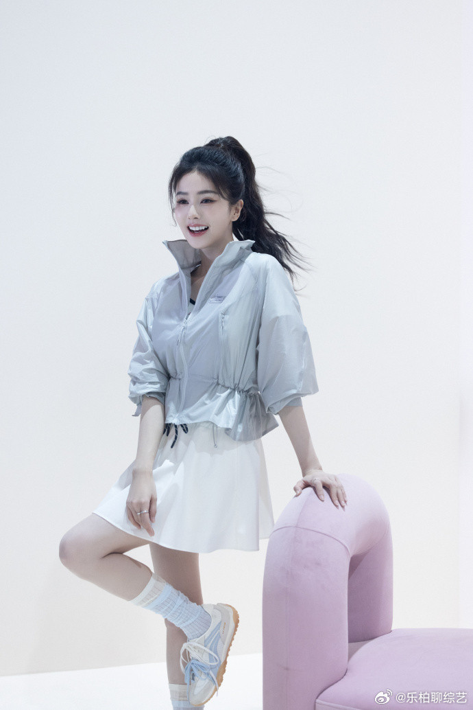 白鹿高马尾vs黑长直白鹿高马尾vs黑长直真的是完全不同的风格呀，一个是学妹，