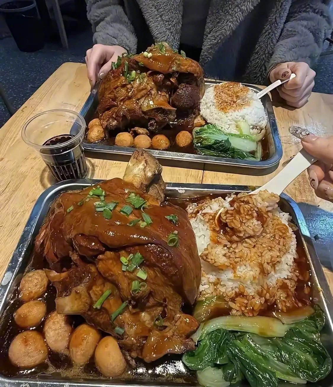 网友：50元的猪脚饭，值不值？