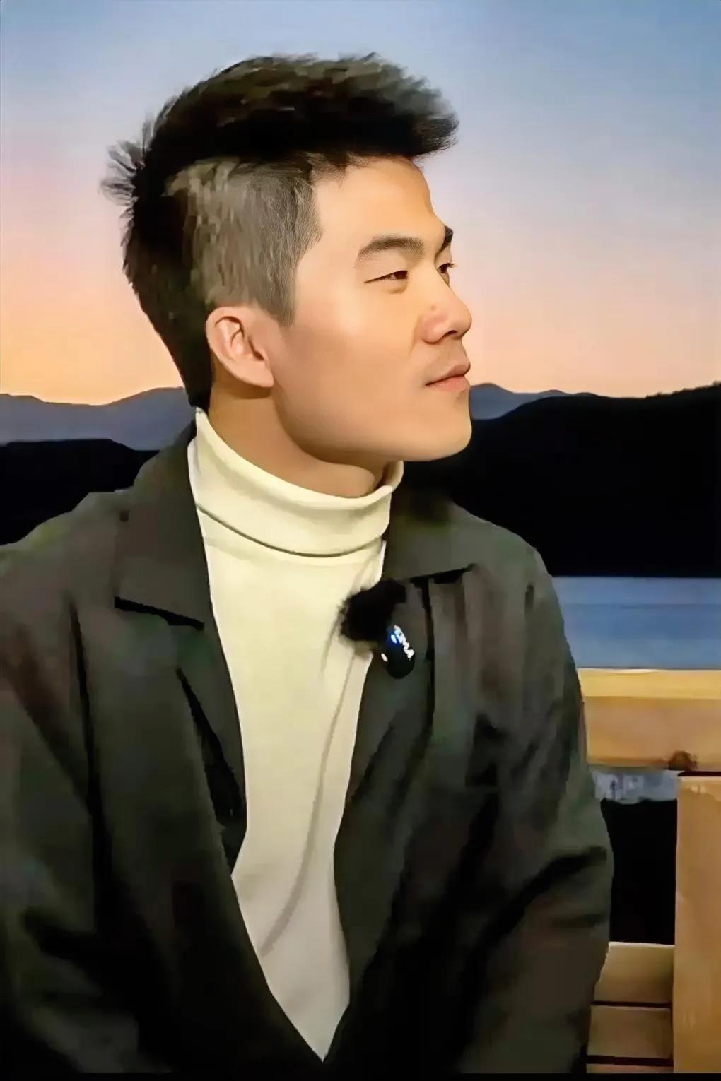 董宇辉告诫一定要告诉孩子：“初中的时候，你玩游戏厉害，班里的男生都佩服你；