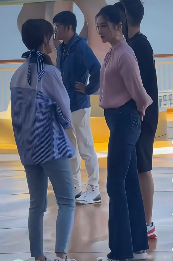 不是吧，关晓彤这个身材真的没人发现吗？这逆天的大长腿如果不是旁边的女生，还以为开