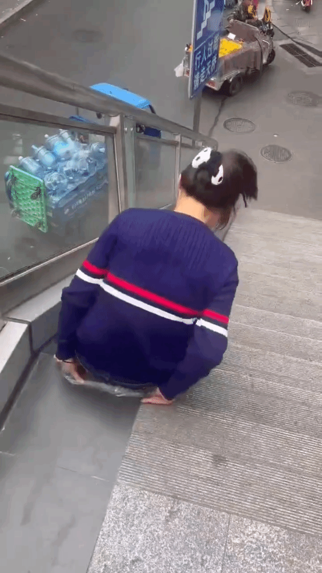 小孩哥：姐姐，这里不准睡觉​​​