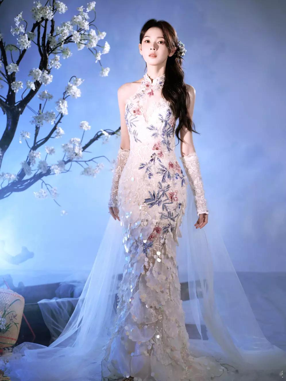 文亦娱乐陈瑶穿新中式旗袍婀娜多姿花树下抚琴气质清雅温柔