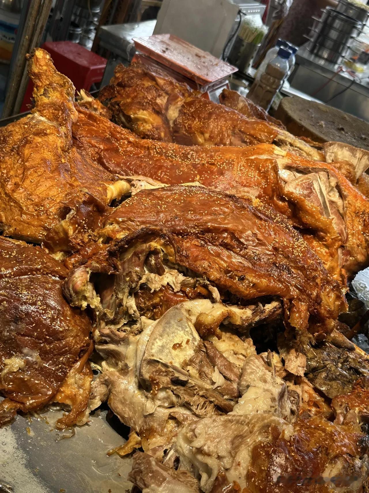 “新疆”俩字的含肉量，那真是谁懂谁快乐！去新疆旅游，你就会发现满大街都是各种肉肉