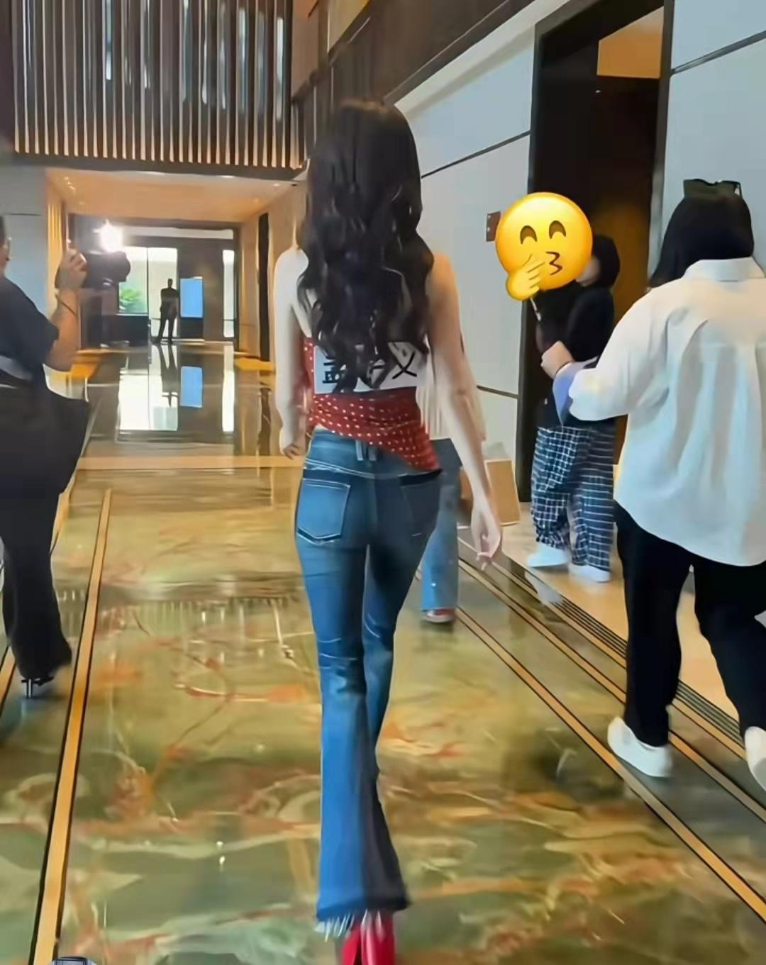 刷到孟子义的线下图，有点好奇，这么瘦洗澡会被自己吓到吗？背后贴的名牌都比她的腰