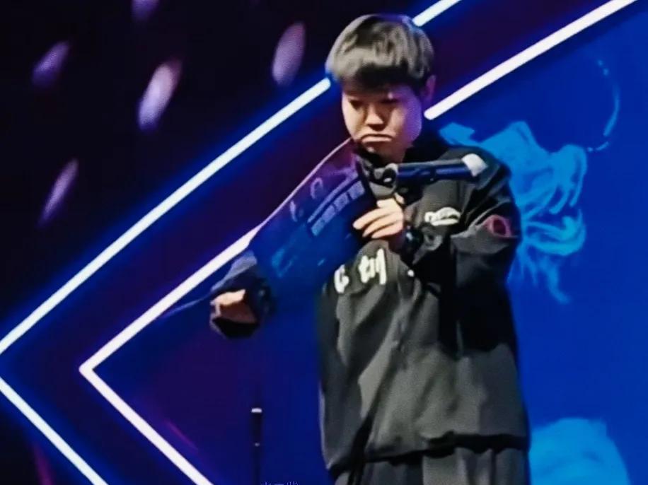 乒超联赛，你留意到孙颖莎的举动了吗？在2025年乒超联赛开幕式上，孙颖莎代表运