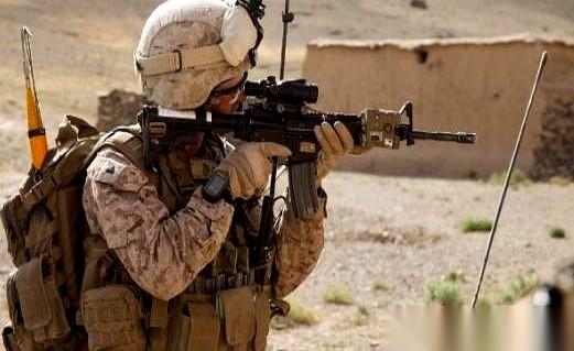 美军在中东的这份伤亡名单，终究还是捂不住了。五角大楼的发言人站在聚光灯下，翻开