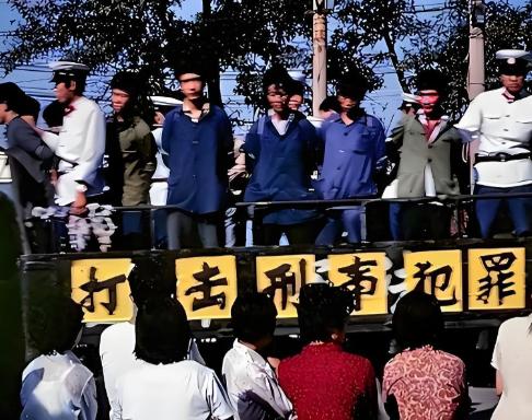 1983年的严打，社会治安问题凸显，刑事案件数量激增，城市监狱挤得像沙丁鱼罐头，