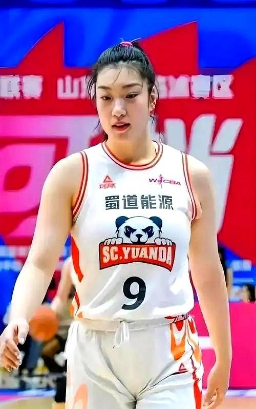 李梦连着落选女篮集训，真不是恩怨局，纯粹是战术八字不合了。宫鲁鸣现在端出的新