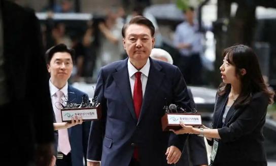 打倒尹锡悦，成为尹锡悦。以前天天装，又是绝食，又是装病，骗的了天下人，跟绝代双骄
