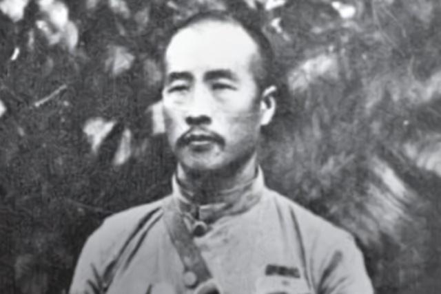 1930年的某个夜晚，山东军政要员韩复榘推开一扇门，撞见了一幕他没料到的场面。