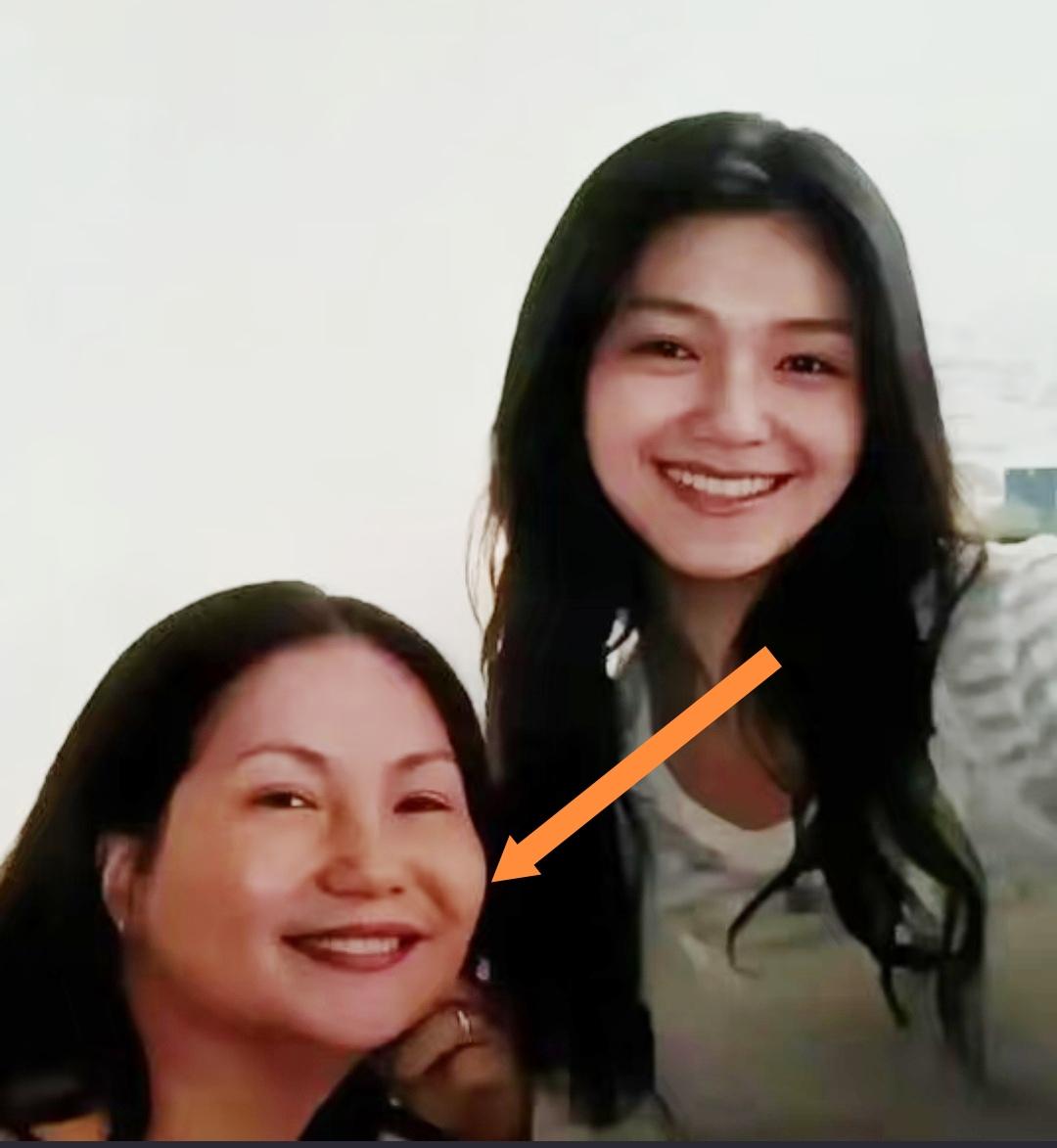 其实不难发现，大S妈妈的脸型偏宽，整体横向舒展，只是更偏向偏方的轮廓。而大S的脸