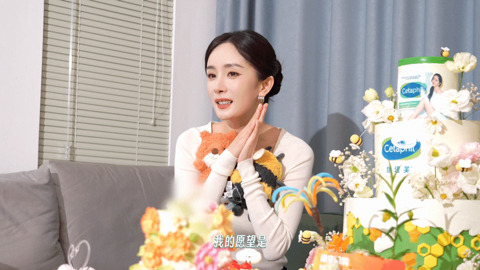 许愿要抱着狐狸蜜蜂玩偶合影三连拍也要抱着蜜蜂杨幂太爱我们了嘿嘿！[捂眼睛][捂眼睛][污