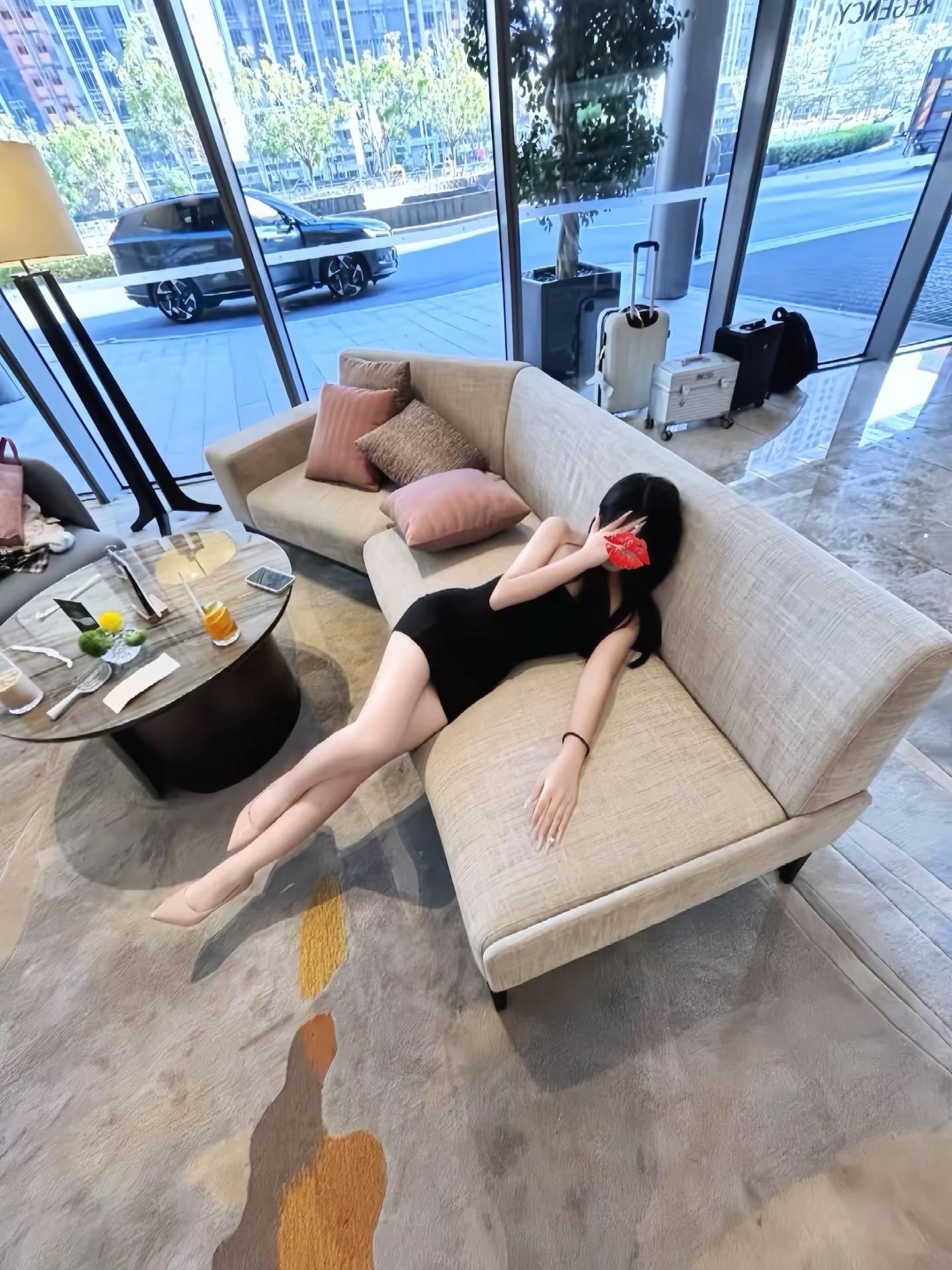 看我不爽很正常你要是看爽了那还得了