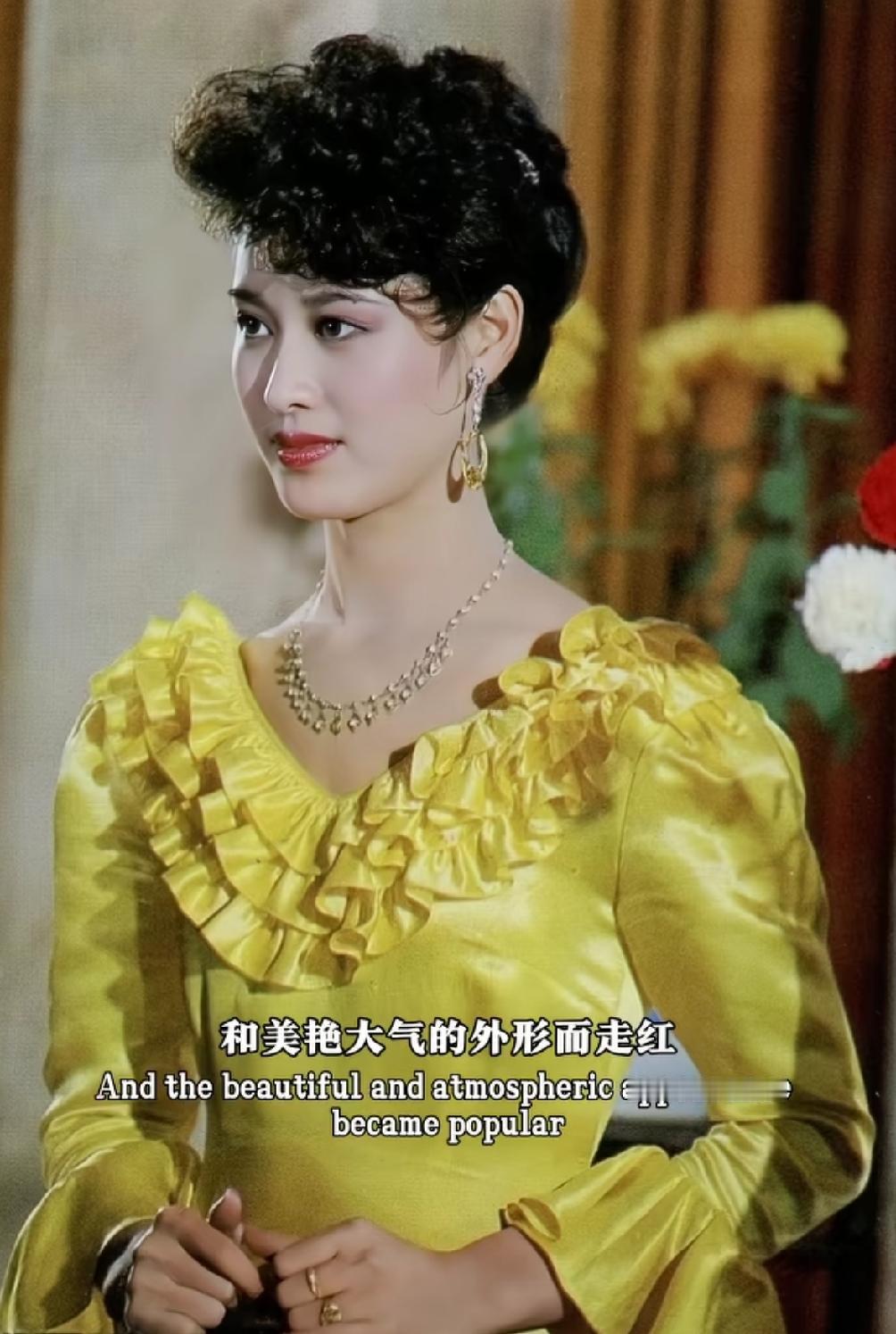 大家还记得这个美艳大气的美女是谁吗？她是90年代最红的女演员，好多人当时都以为她