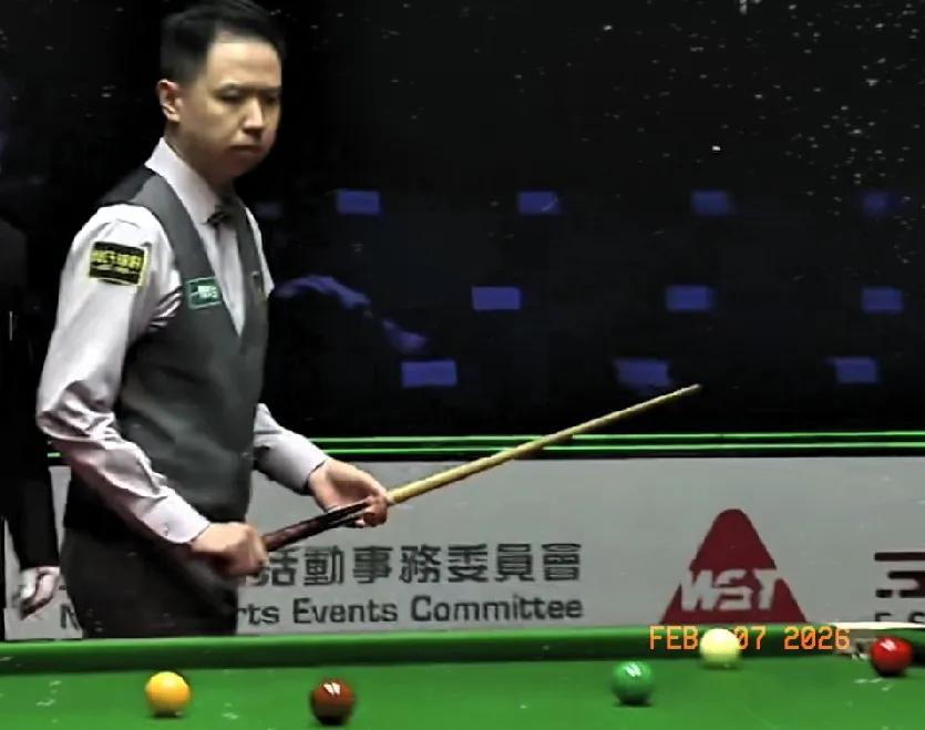 香港大奖赛笫二场半决赛中国德比赛况速报:肖国栋单杆50+拿下第一局。赵心童第