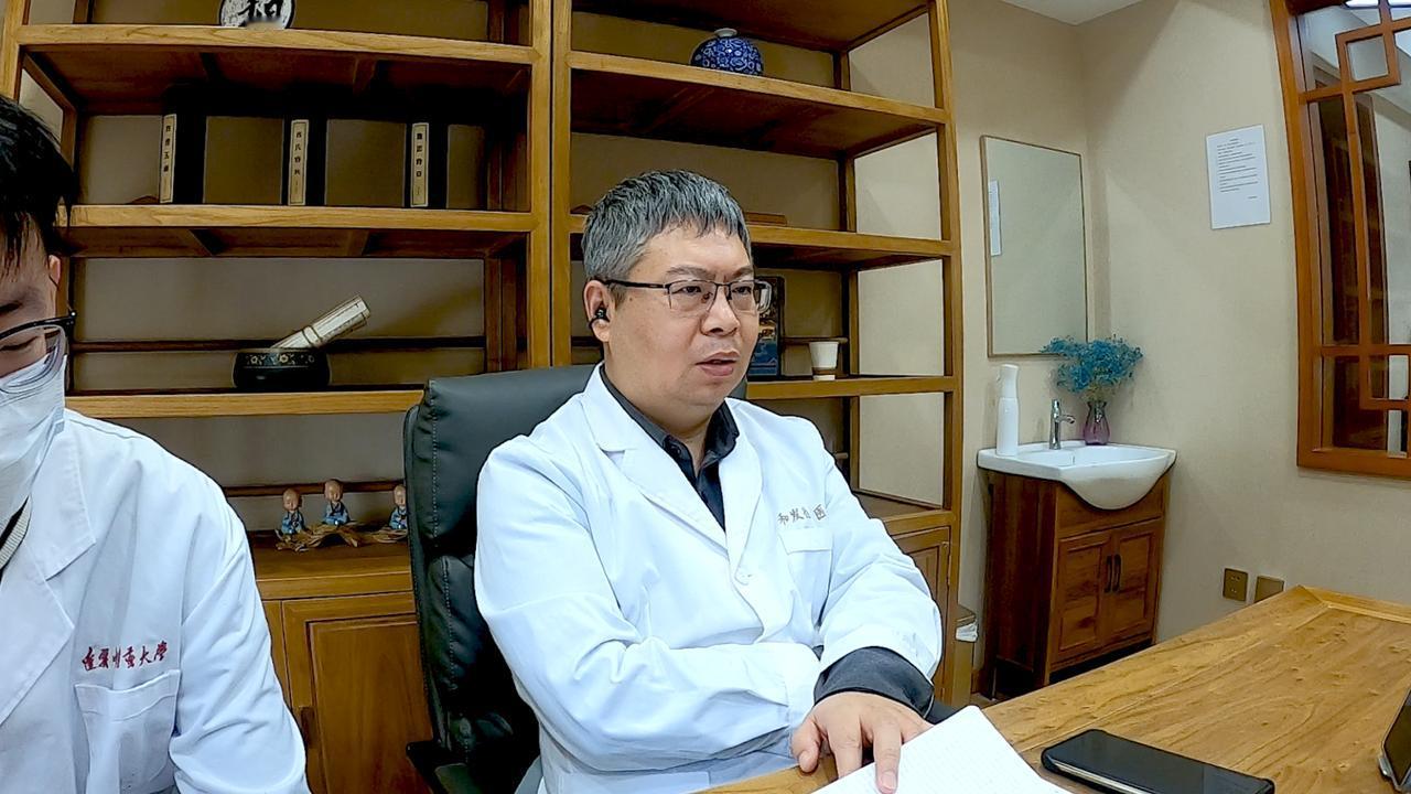 接诊袁女士时，她主要诉求是耳鸣反复发作，还伴有睡眠、排便偶有不适，希望通过中医调