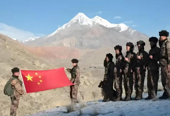 听着听着眼泪掉下来了！战士说，你们有没有好奇过，部队的床单为啥清一色是白色？