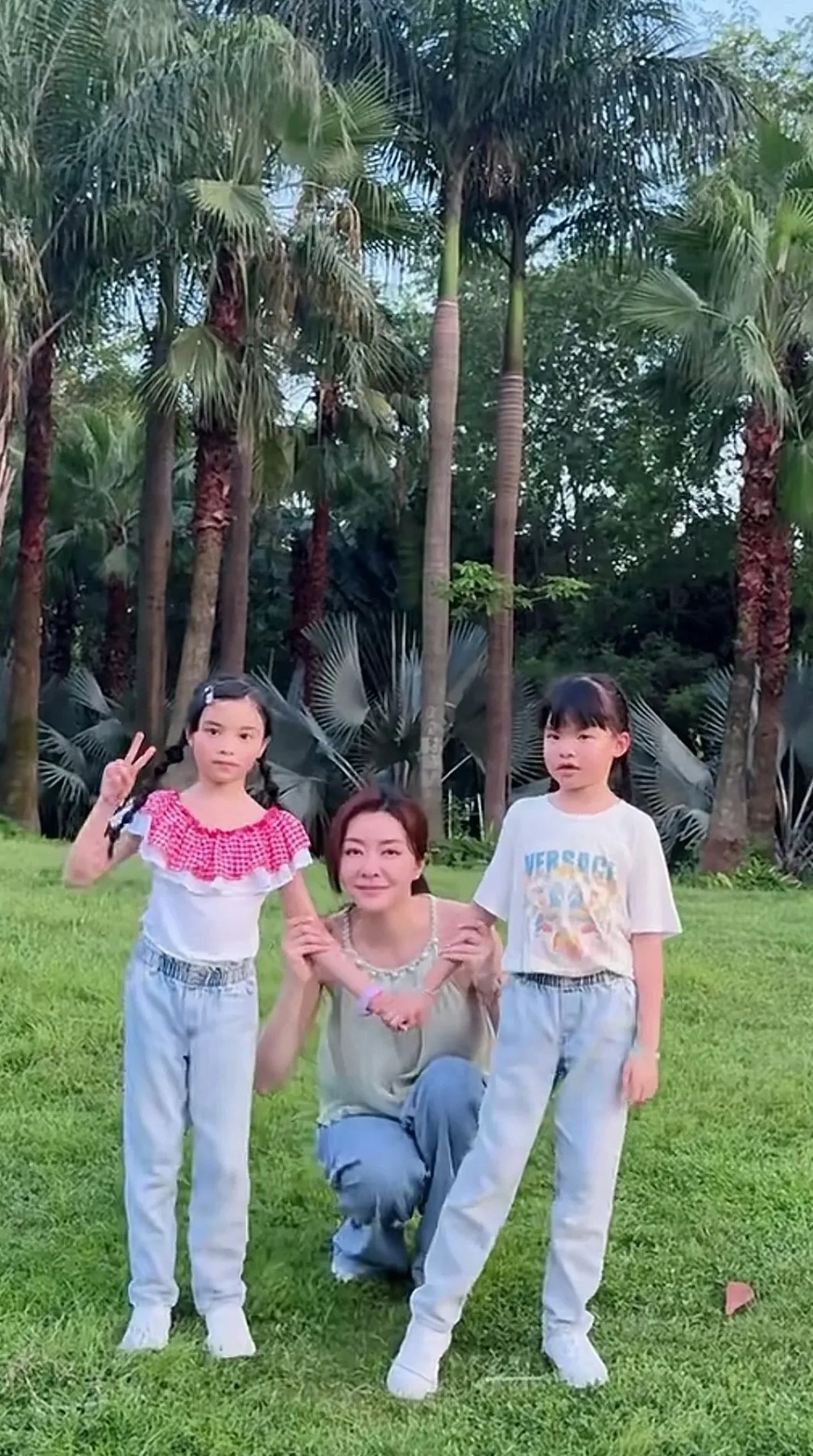熊黛林，两个女儿都遗传了她的大长腿。