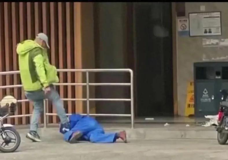 那一脚，踹出了五千年都改不掉的人性之恶监控画面里，三个身穿蓝色工作服的环卫工人