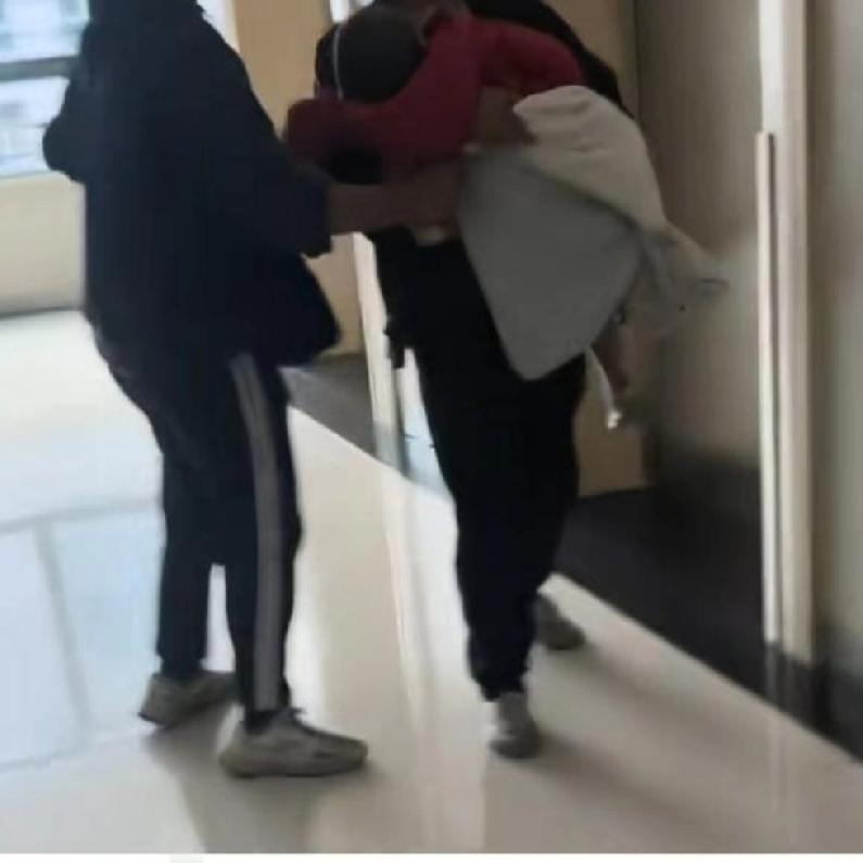 哪有不爱孩子的爸爸宁波“疝气”小孩后续来了，所谓爸爸的“恶名”，竟是被掐头去