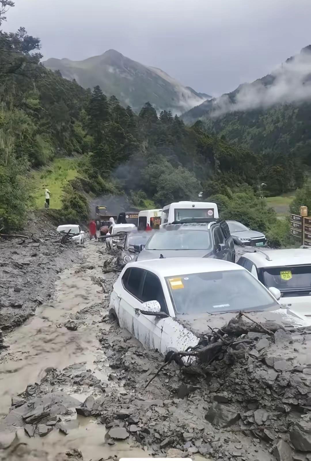 九寨沟的山水说翻就翻，泥石流狂泻，路断了、人困了。本该赏景的好时候，转眼成了逃命
