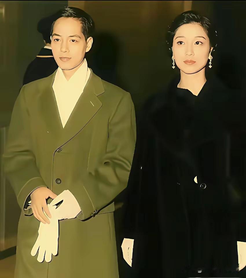 这张照片摄于1957年的瑞典斯德哥尔摩，当时31岁的李政道正同妻子秦惠䇹出席诺贝