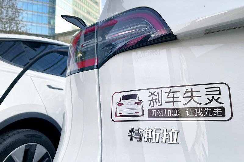 特斯拉这次可真是闹大乌龙了！8月4日外媒报道，特斯拉给HW3车型推的FSD