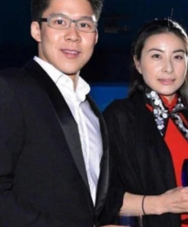 2000年，霍启刚第一次带女友回家，朱玲玲只看了一眼，便说：“你们不合适，分了吧