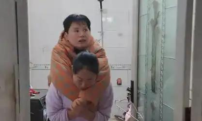 河南新乡有位婆婆，把“家人”俩字活成了最实在的样子。她儿媳出车祸成了植物人，医生