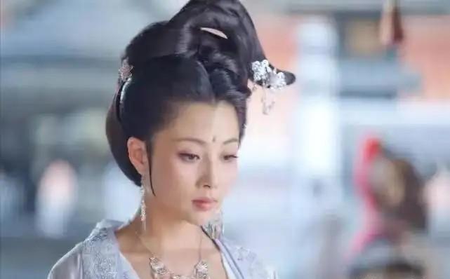 公元976年，宋太宗赵光义在一众太监宫女的帮助下，当众与小周后行云雨之事，并将此