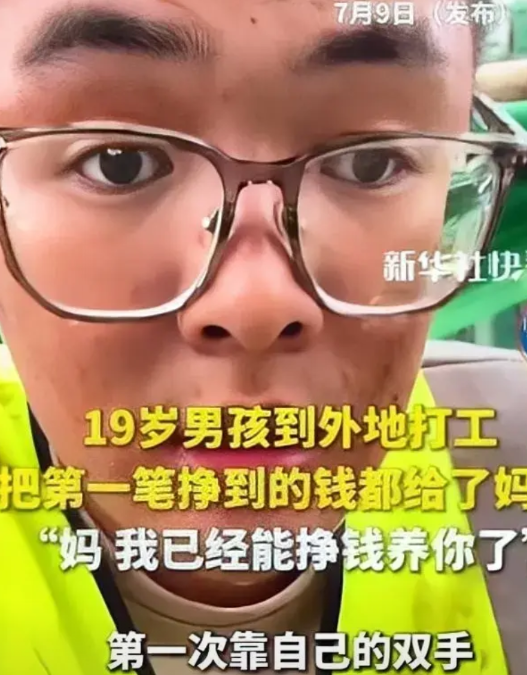 7月9日，陕西，一名女子正在院子里洗衣服，一个男孩骑着电车进来了。男孩走到女子跟