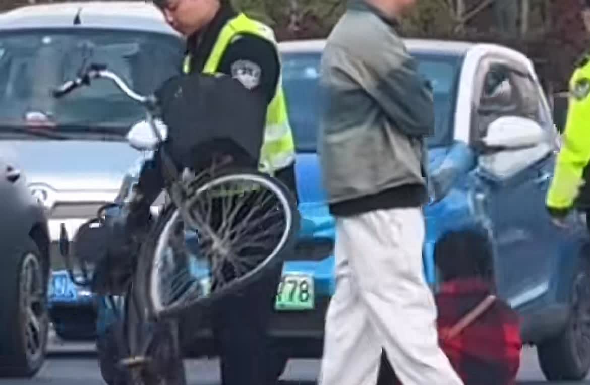 沈腾小品照进现实车轱辘都一模一样和小品里交警一样，红衣服大妈一样开车