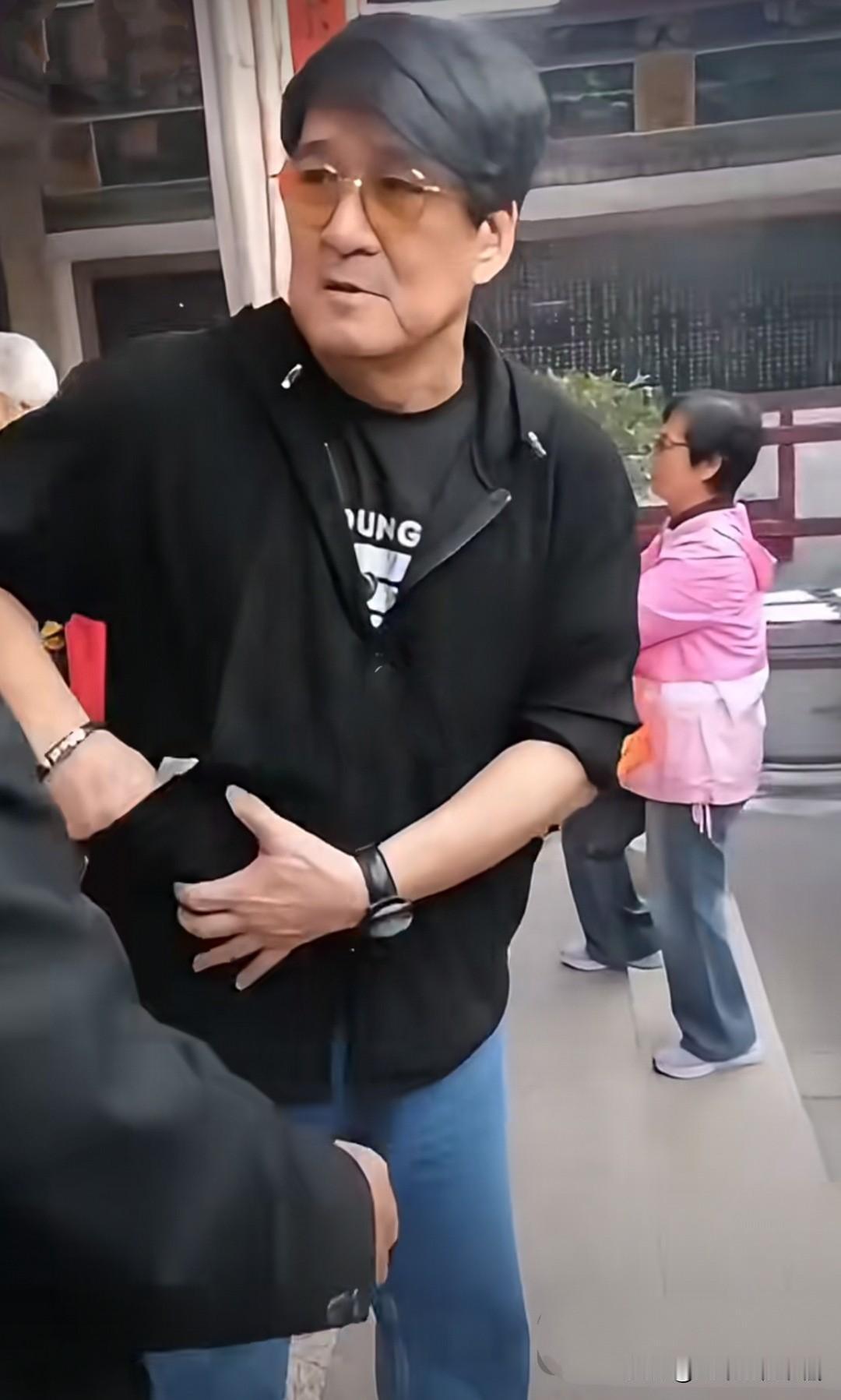 著名歌星“杀天王”周华健从美国回老家潮州探亲，现场围满父老乡亲，周华健给自家亲人