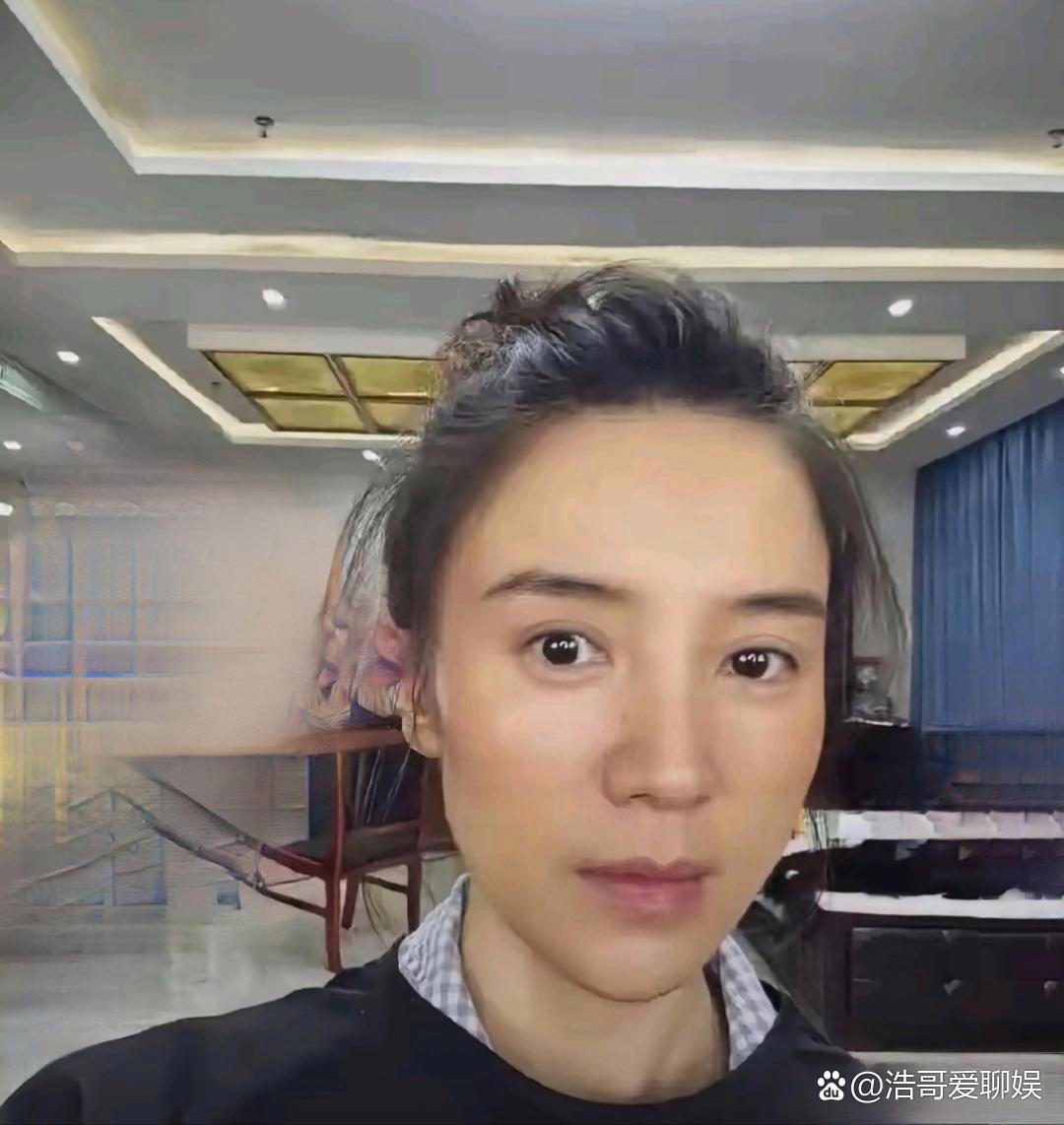 宋佳晒素颜照，她家的房子好大呀。