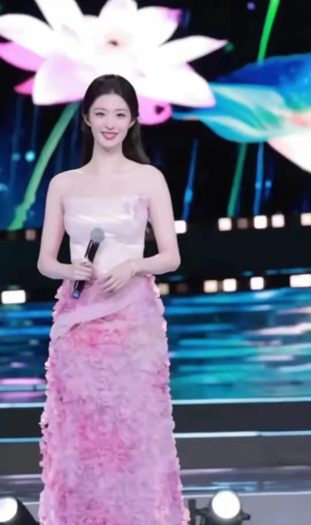 央视端午晚会的王楚然好亭亭玉立呀，要是在古代！妥妥的贵妃