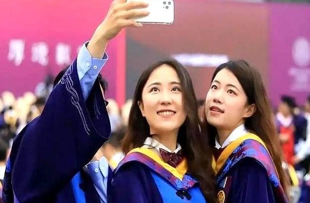 两个最基本、最简单的事实是：第一，几十年来，中国顶级名校培养的所谓天才大规模流失