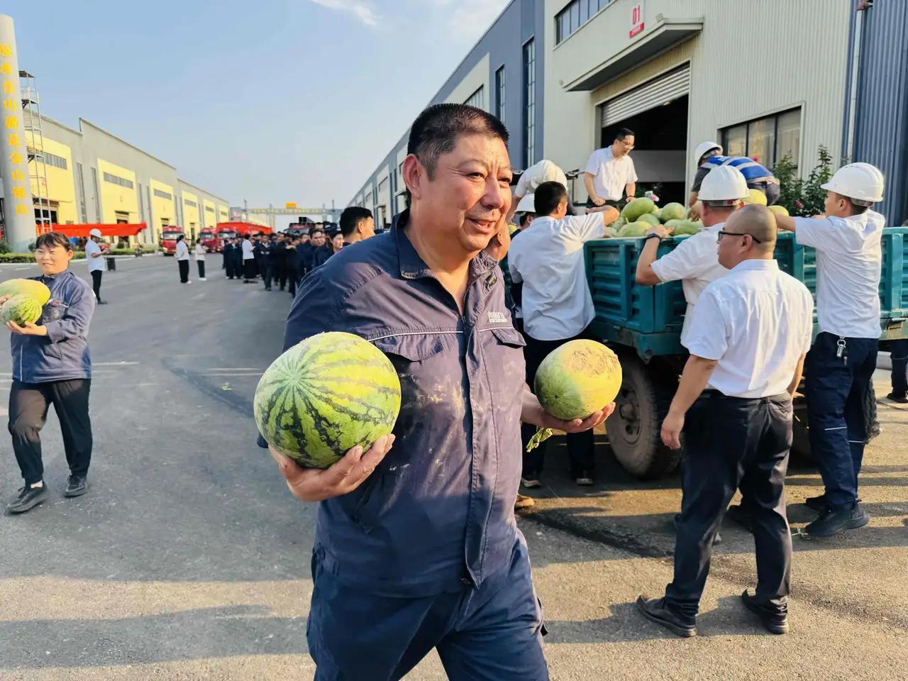 这个老板活该发财。河南长垣下了大暴雨，很多员工家里的庄稼地积水被淹，眼看庄稼就要