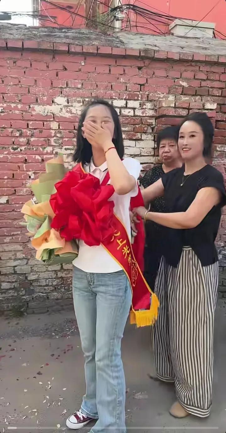 7月18日，2025年高考唯一一名考上国防科技大学的河北女生太光荣太让人羡慕了！