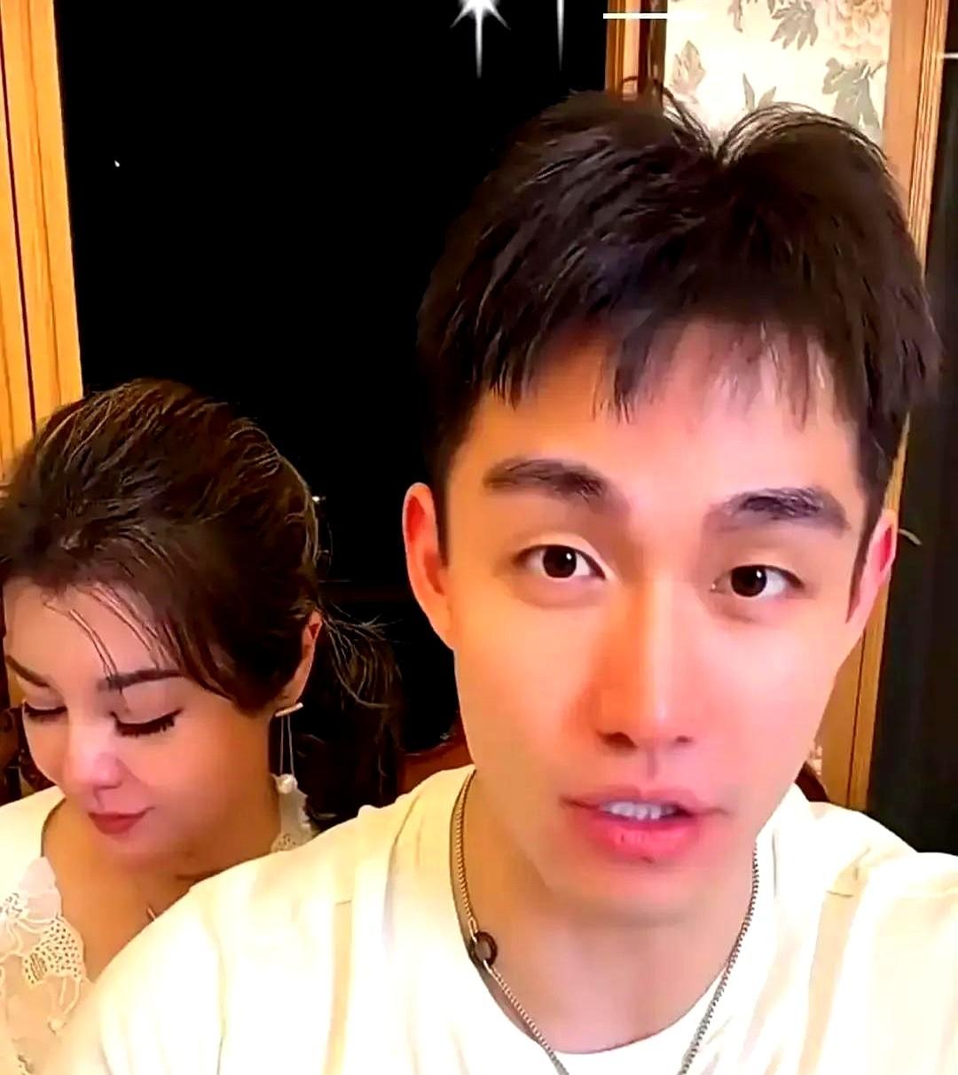 于文红直播里那个天天喊‘宝贝’的小男友突然改口‘同事’镜头前连手都不碰，弹幕刷‘