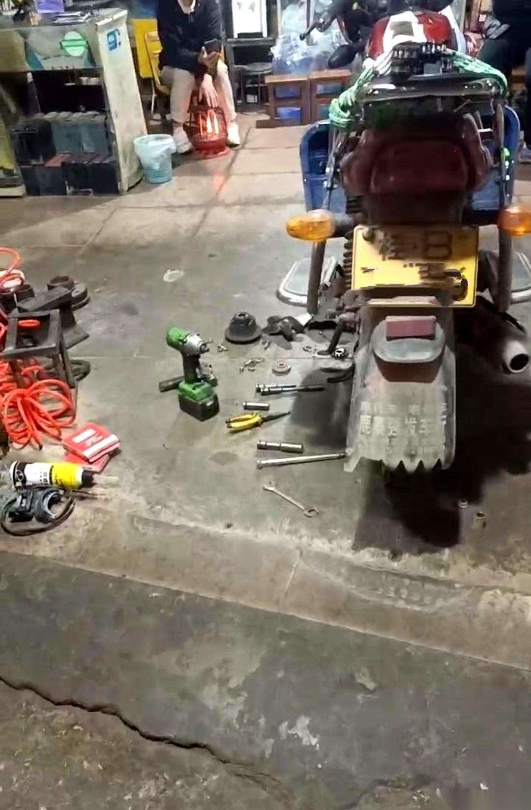 车猛地一顿，彻底熄了火。他一拳砸在方向盘上，喇叭没响，手倒是震得生疼。再怎么拧